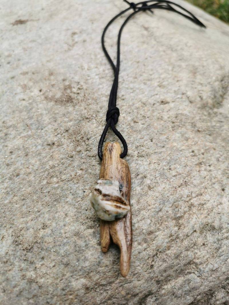 Halskette Mit Lederband Aus Treibholz Und Isarkies Glaicer Kiss von AuenSchmuck