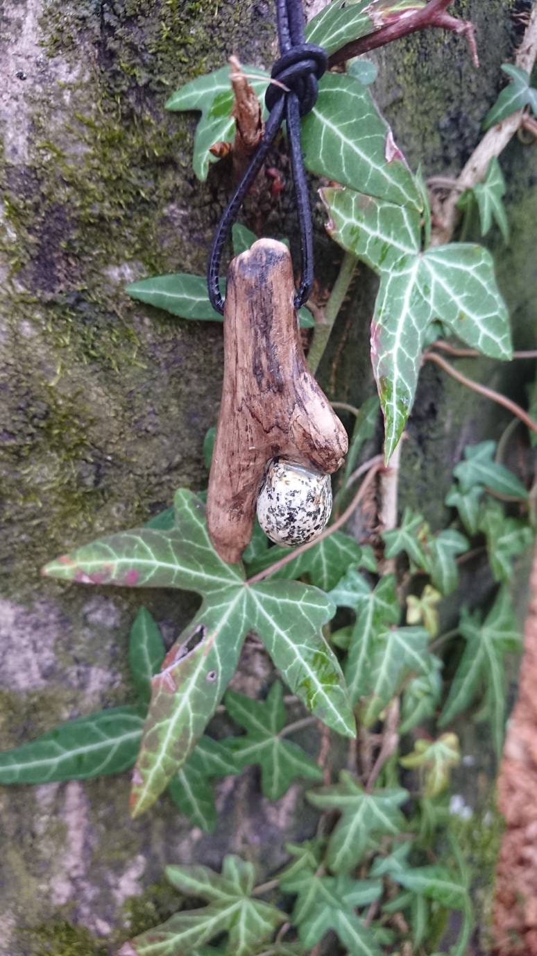 Halskette Mit Lederband Aus Treibholz Und Isarkies Stones Artefakt Halskette Mit Lederband Aus Treibholz Und Isarkies Stones Artefakt von AuenSchmuck