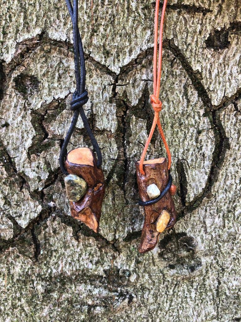 Halsketten Mit Lederband Aus Treibholz Und Isarkies Bonny & Clyde Halsketten Mit Lederband Aus Treibholz Und Isarkies Bonny & Clyde von AuenSchmuck