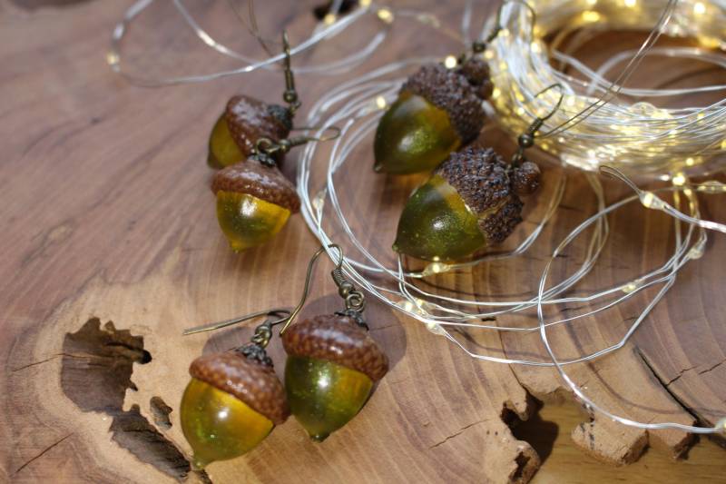 Eichel Ohrringe Mit Gelbem Epoxidharz | Handgemachte & Nachhaltige Hänger in Wald-Optik Für Elfen Und Naturliebhaber von AuenwaldCrafts