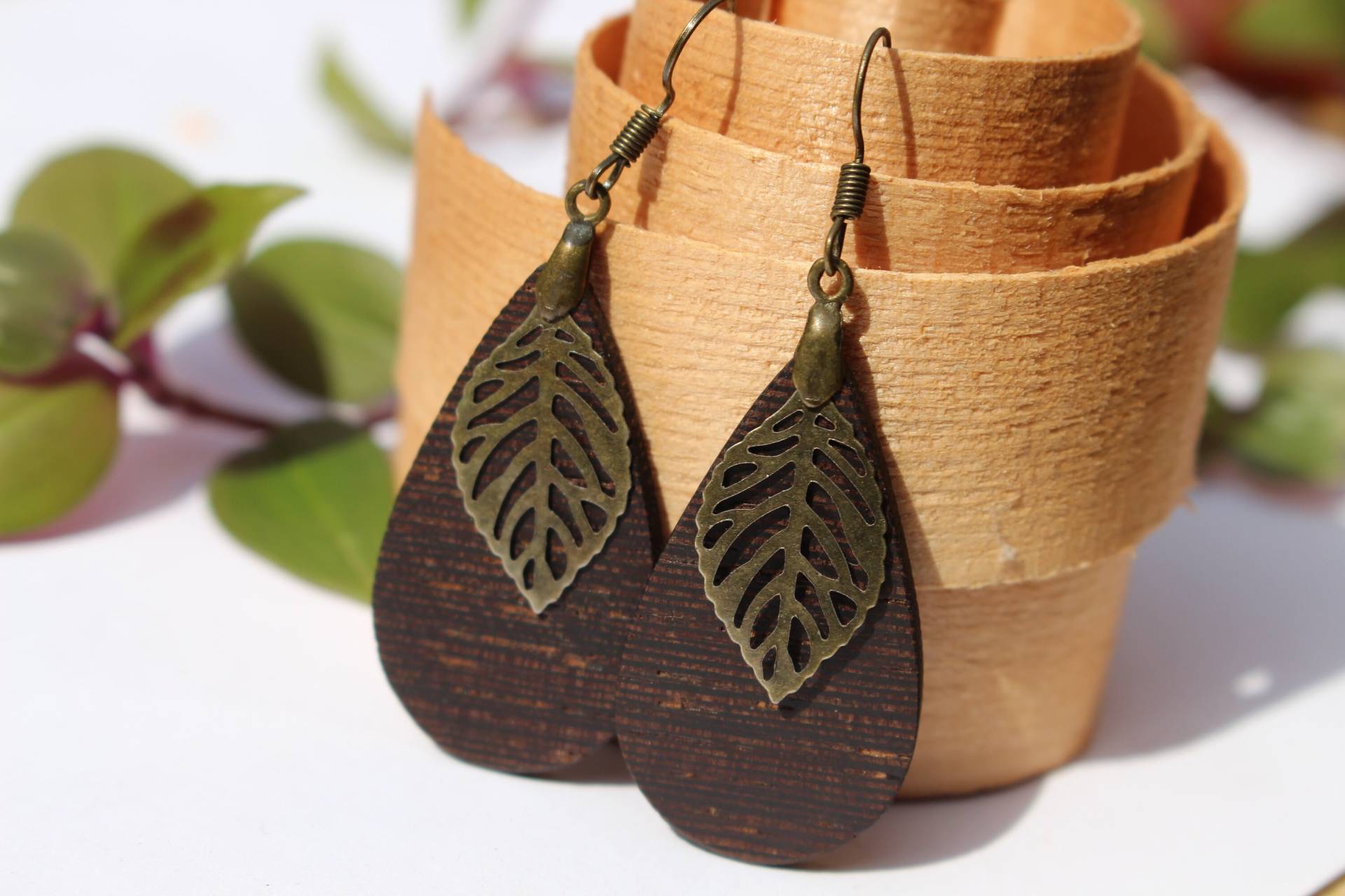 Holzohrringe Aus Mooreichenholz Mit Bronzenem Blatt Hänger Handgemachte Hängeohrringe Boho Natur Wald Holz Ohrringe Tropfenform Holzohrringe Aus Mooreichenholz Mit Bronzenem Blatt Hänger Handgemachte Hängeohrringe Boho Natur Wald Holz Ohrringe Tropfenform von AuenwaldCrafts