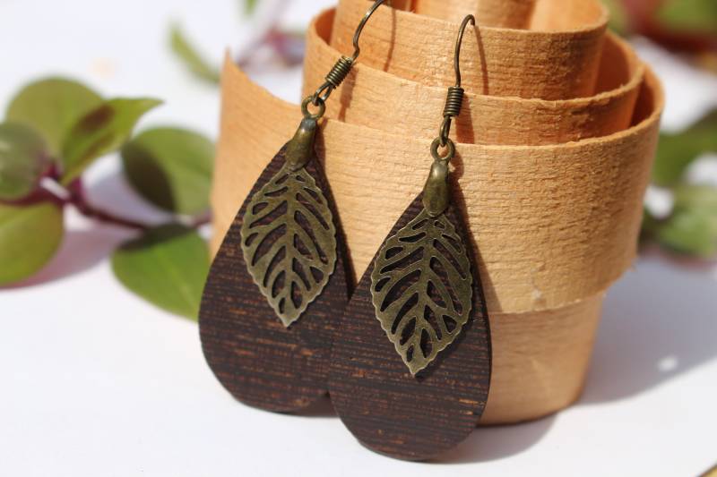 Holzohrringe Aus Mooreichenholz Mit Bronzenem Blatt Hänger Handgemachte Hängeohrringe Boho Natur Wald Holz Ohrringe Tropfenform von AuenwaldCrafts