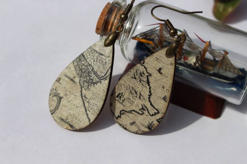 Holzohrringe Mit Seekarte Nautik Maritim Handgemachte Hängeohrringe Meer Holz Alte Karte Landkarte Kartograph Reisen Holzohrringe Mit Seekarte Nautik Maritim Handgemachte Hängeohrringe Meer Holz Alte Karte Landkarte Kartograph Reisen von AuenwaldCrafts