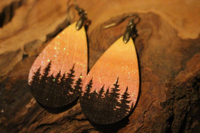 Holzohrringe Wald Bemalt Hänger Handgemachte Hängeohrringe Boho Natur Holz Ohrringe Silhouette Graviert Brandmalerei Sonnenaufgang von AuenwaldCrafts