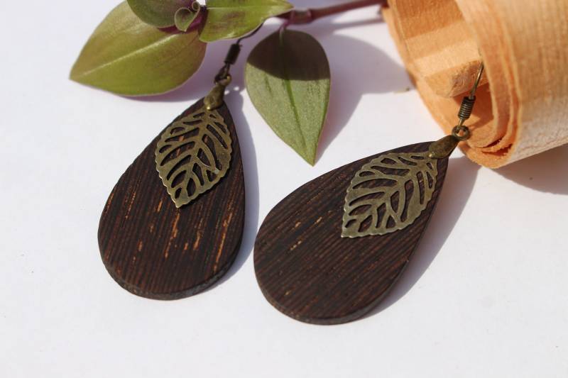 Holzohrringe Aus Mooreichenholz Mit Bronzenem Blatt Hänger Handgemachte Hängeohrringe Boho Natur Wald Holz Ohrringe von AuenwaldCrafts