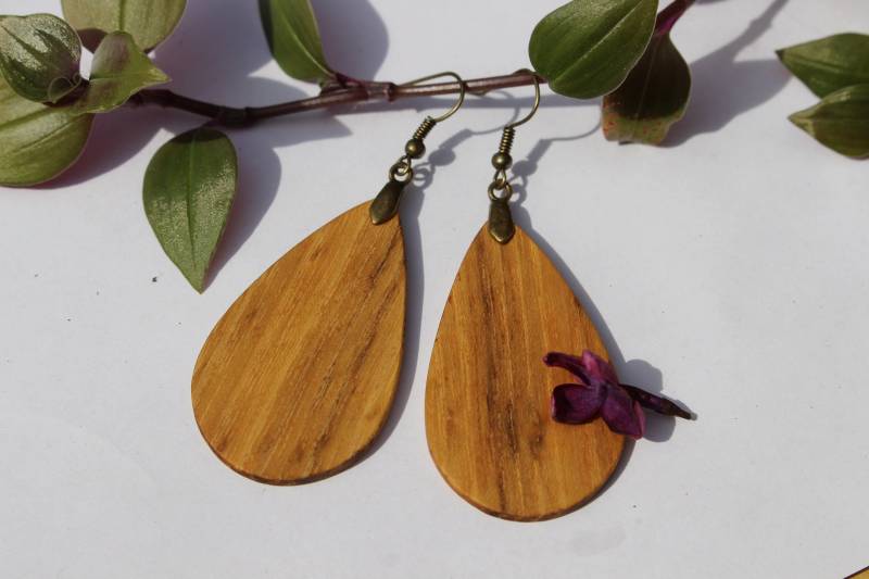 Holzohrringe Aus Robinienholz Hänger in Tropfenform Handgemachte Hängeohrringe Boho Natur Holz Schlichte Natürliche Ohrringe von AuenwaldCrafts