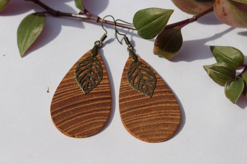 Holzohrringe Aus Robinienholz in Tropfenform Mit Bronzenem Blatt Hänger Handgemachte Hängeohrringe Boho Natur Wald Holz Ohrringe von AuenwaldCrafts