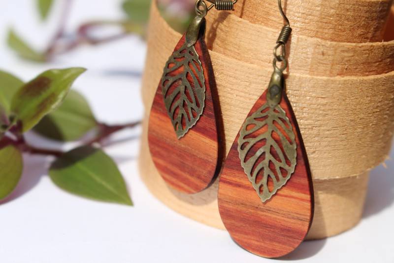 Holzohrringe Aus Rosenholz Mit Bronzenem Blatt Hänger Handgemachte Hängeohrringe Boho Natur Wald Holz Ohrringe von AuenwaldCrafts