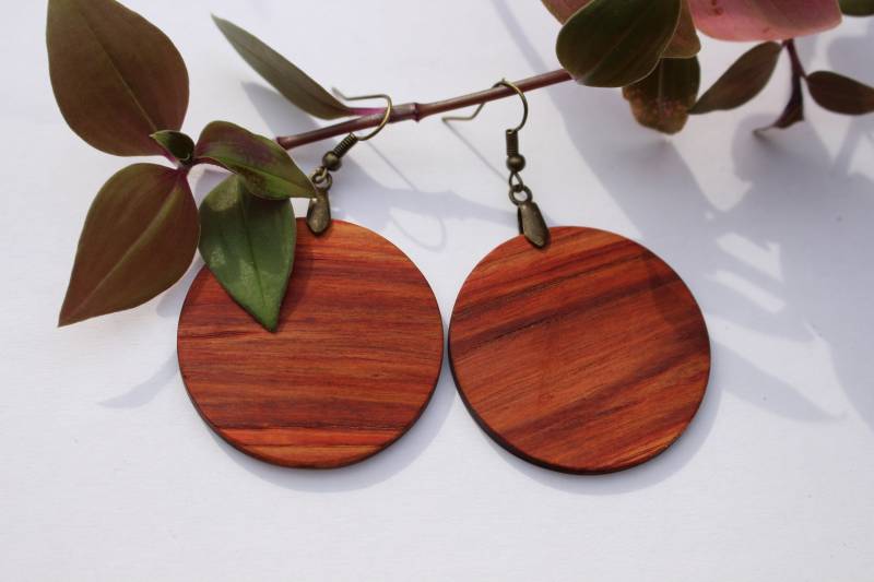 Holzohrringe Aus Rosenholz Rund Hänger Handgemachte Hängeohrringe Boho Natur Holz Schlichte Natürliche Ohrringe von AuenwaldCrafts