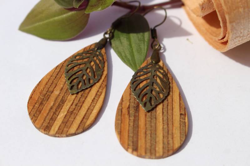 Holzohrringe Aus Schichtholz Mit Bronzenem Blatt Hänger Handgemachte Hängeohrringe Boho Natur Wald Holz Ohrringe von AuenwaldCrafts