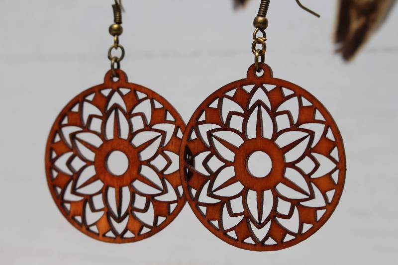 Holzohrringe Mandala Hänger Nachhaltig Geometrisch Filigran Hängeohrringe Boho Natur Holz Wald Natürliche Ohrringe Gelasert Holzohrringe Mandala Hänger Nachhaltig Geometrisch Filigran Hängeohrringe Boho Natur Holz Wald Natürliche Ohrringe Gelasert von AuenwaldCrafts