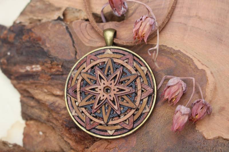 Mandala Halskette Aus Holz 3D Layered Art Keltisch Boho Anhänger Kette Längenverstellbar Mandala Halskette Aus Holz 3D Layered Art Keltisch Boho Anhänger Kette Längenverstellbar von AuenwaldCrafts