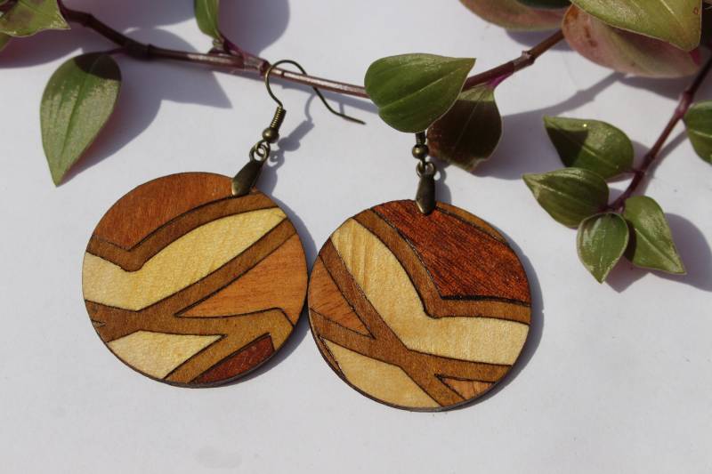Holzohrringe Mandala Aus Verschiedenen Holzfurnieren Ausgefallene Leichte Hänger Hängeohrringe Wald Natur Baum Boho Holz Ohrringe Holzohrringe Mandala Aus Verschiedenen Holzfurnieren Ausgefallene Leichte Hänger Hängeohrringe Wald Natur Baum Boho Holz Ohrringe von AuenwaldCrafts