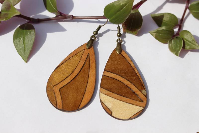 Holzohrringe Mandala Aus Verschiedenen Holzfurnieren Ausgefallene Leichte Hänger Hängeohrringe Wald Natur Baum Boho Holz Ohrringe von AuenwaldCrafts