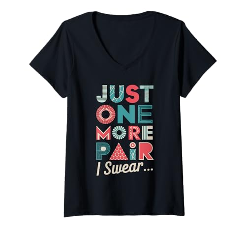 Damen Just One More Pair I Swear Lustiger Schuh Fan Mode Humor T-Shirt mit V-Ausschnitt Damen Just One More Pair I Swear Lustiger Schuh Fan Mode Humor T-Shirt mit V-Ausschnitt von Auffällige Typografie Just One More Pair I Swear