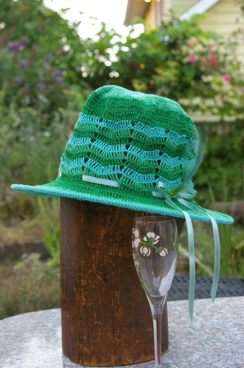 Hut in Grün Gehäkelt - Einzelstück Passend Zu Den Grünen Federn Leichte Für Frühling Hut in Grün Gehäkelt - Einzelstück Passend Zu Den Grünen Federn Leichte Für Frühling von AugelloApparel