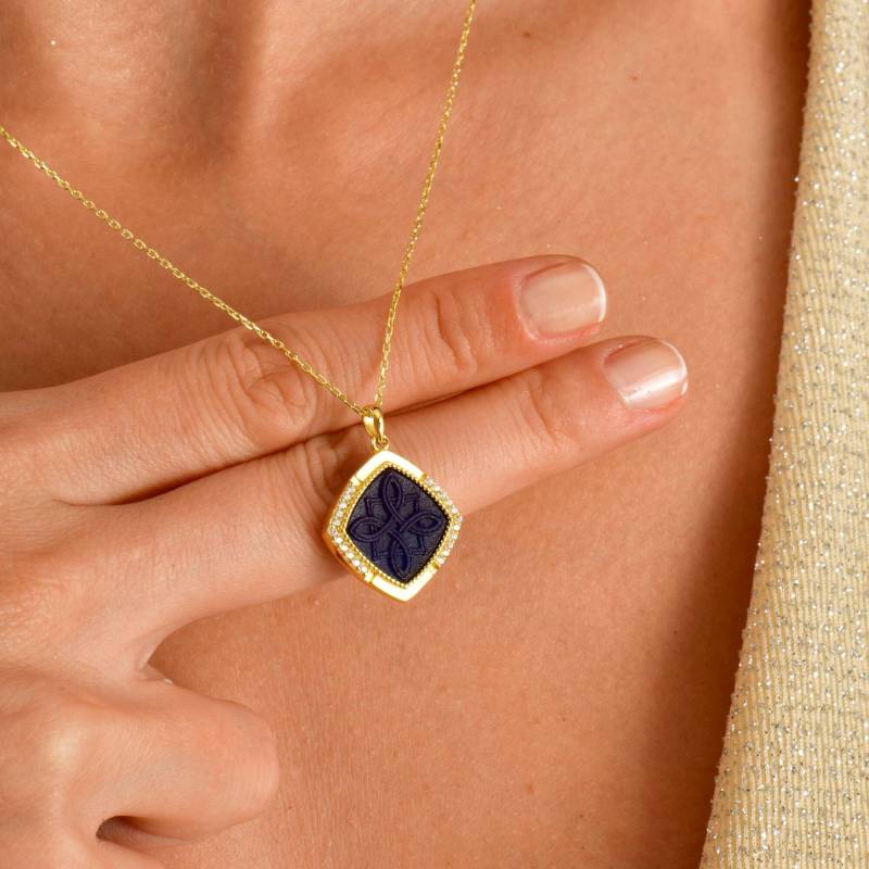 Silber Intaglio Kreuz Halskette Aus 18K Gold, Geschnitztes Twisted Medaillon, Rhombus Vintage Anhänger, Handgemachtes Schmuck Geschenk Für Frauen von AugustAntonina