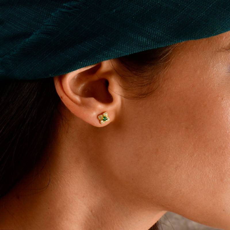 Silber Smaragd Blume Ohrstecker in 18K Gold, Minimalist Floral Birthstone Ohrstecker, Edelstein Blütenform, Kleines Schmuck Geschenk Für Sie von AugustAntonina