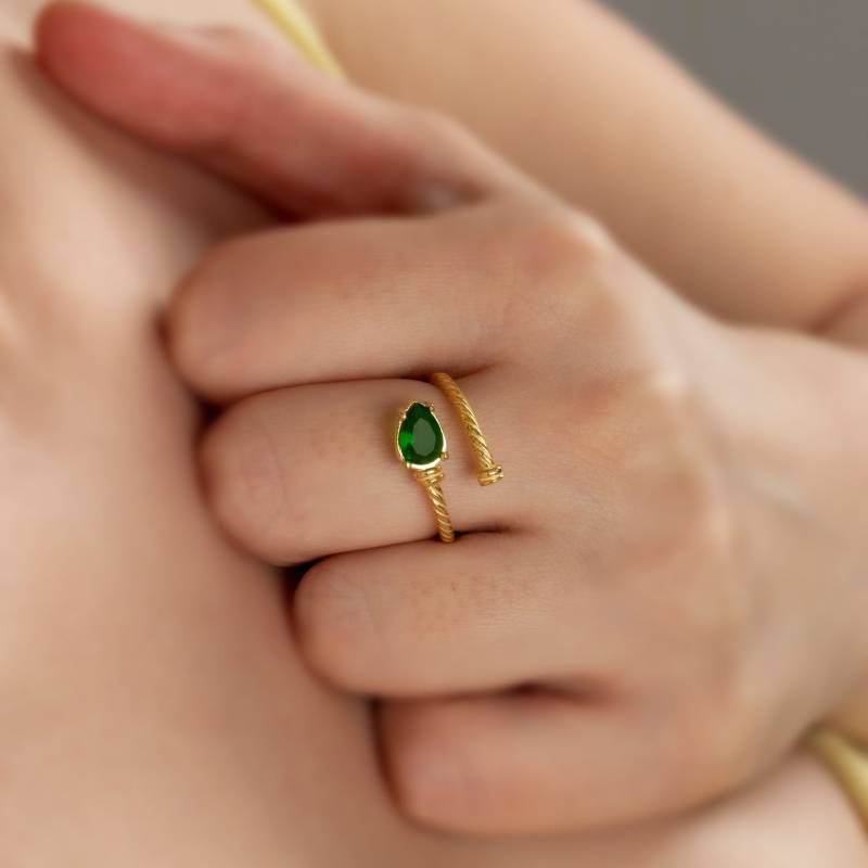 Silber Solitär Smaragd Ring Aus 18K Gold, Twisted Rope Mai Birthstone Ring, Teardrop Cz Designer Schmuck, Geschenk Für Weihnachten von AugustAntonina