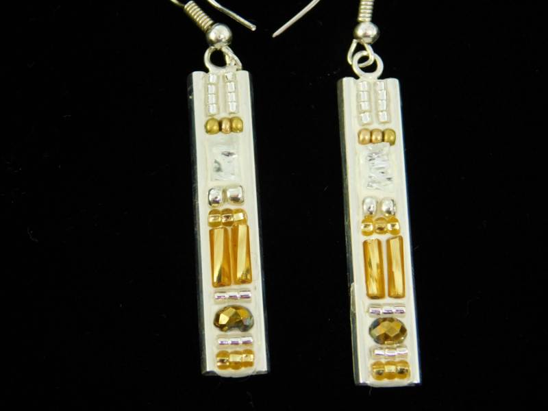 Déco Stil Ohrhänger in Weiß Und Gold Déco Stil Ohrhänger in Weiß Und Gold von AugustGlass1