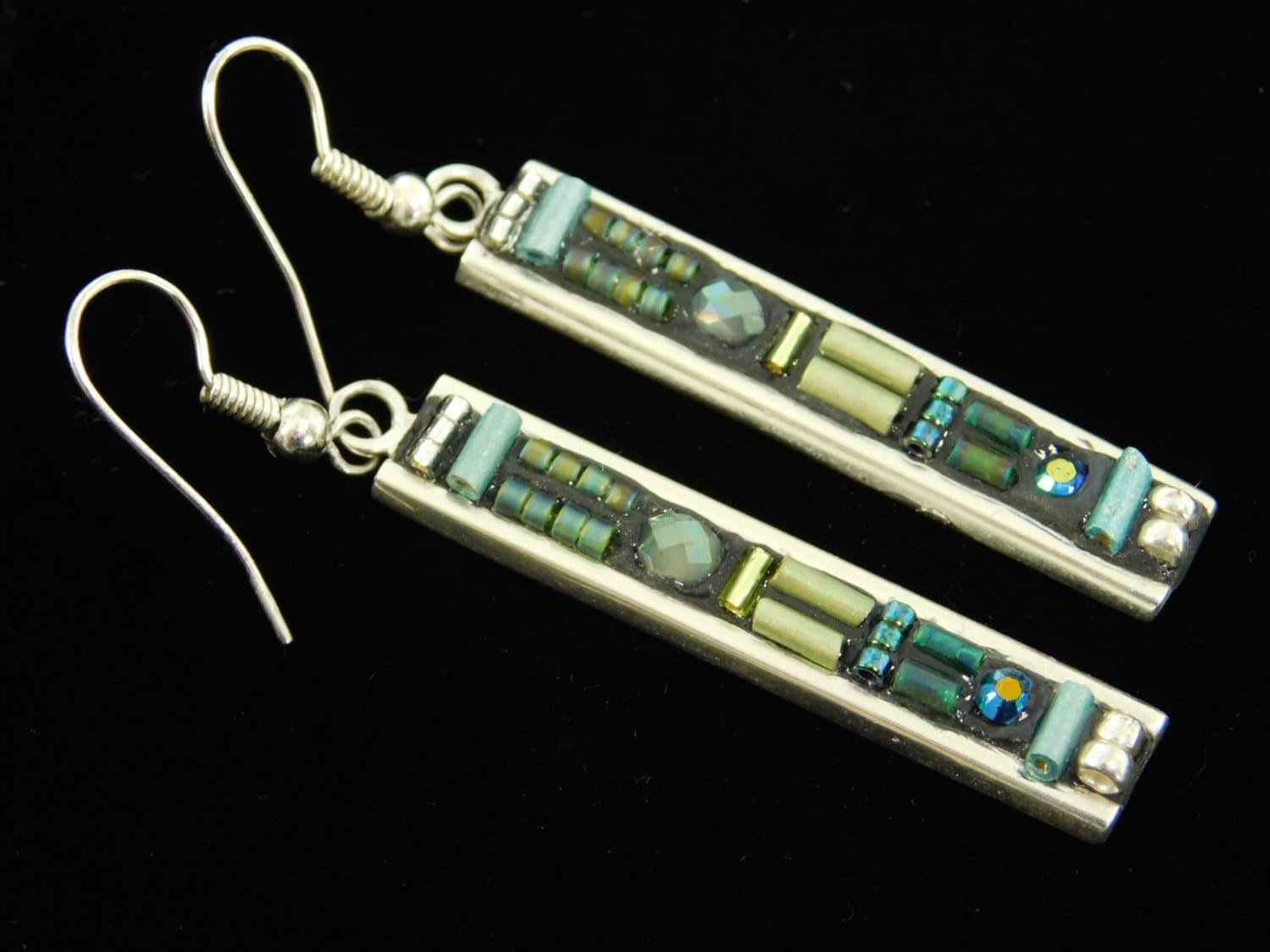 Deko-Ohrringe in Salbei-Grün Und Denim-Blau Deko-Ohrringe in Salbei-Grün Und Denim-Blau von AugustGlass1