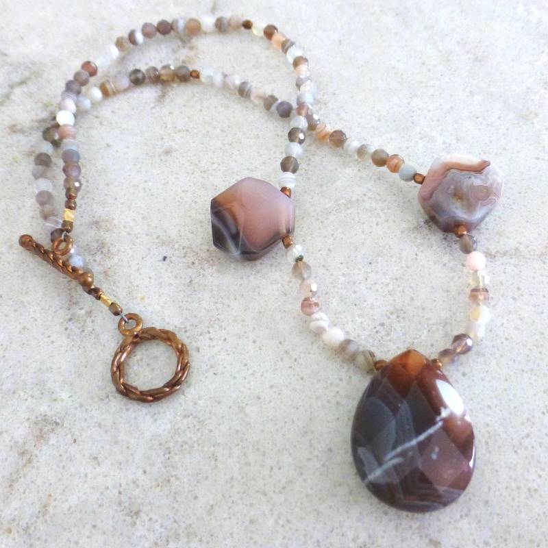 Handgefertigte Botswana Achat Teardrop Anhänger Halskette Kupfer Akzent Schmuck von AugustSunJewelry