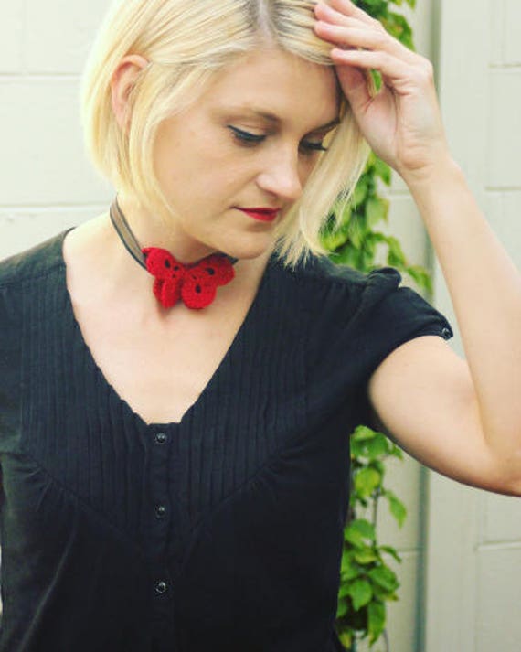 Häkeln Schmetterling Halsband - Rot Mit Schiere Schwarze Band Schilddrüse Krebs Bewusstsein von AugustWarmth