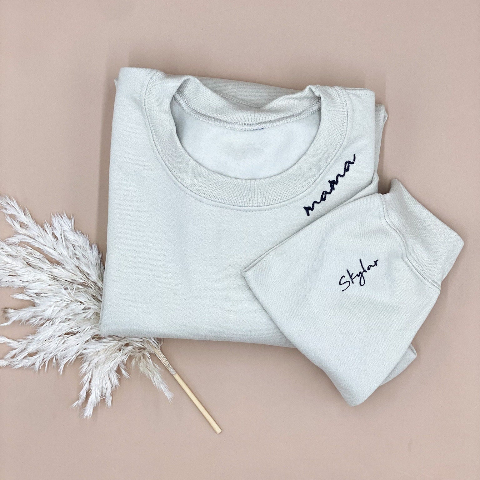 Benutzerdefinierte Mama Sweatshirt, Neutrale Pullover, Besticktes Personalisiertes Geschenk, Neue Stickerei von AugustandJuneKids