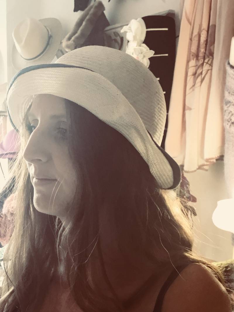 Cloche-Hut Aus Cremefarbenem Parasisal Im Stil Von 1925 Vom Designer „Menou" Cloche-Hut Aus Cremefarbenem Parasisal Im Stil Von 1925 Vom Designer „Menou" von AugustineParis