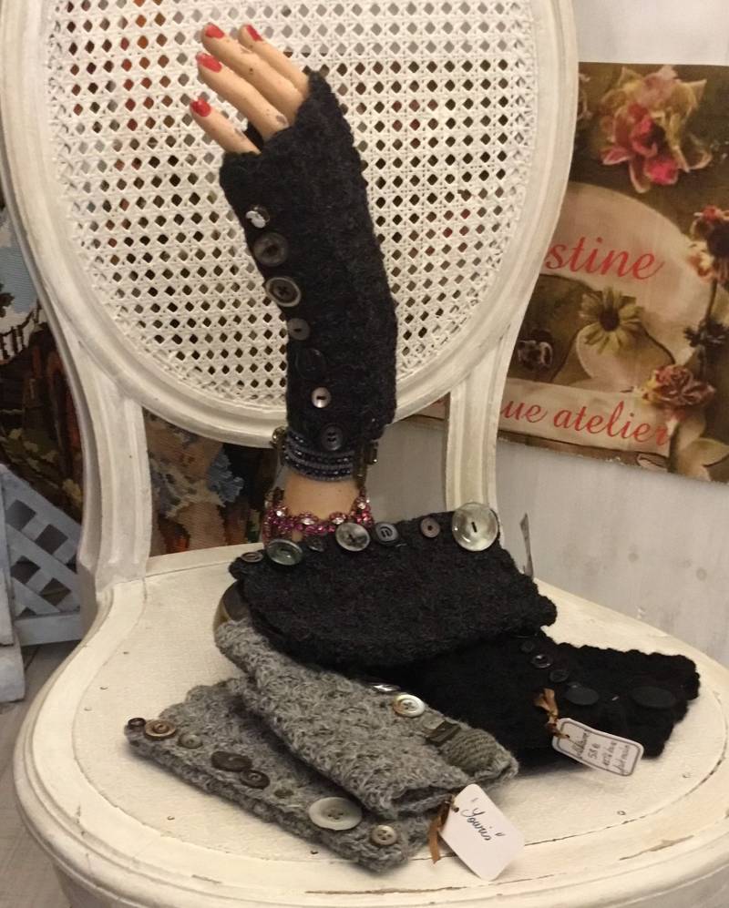 Häkelfäustlinge in 3 Verschiedenen Farben Von Schwarz Bis Grau Häkelfäustlinge in 3 Verschiedenen Farben Von Schwarz Bis Grau von AugustineParis