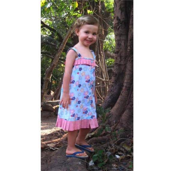 Ausgestelltes Trapezkleid Mit Trägern, Blau-Rosa Blumenprint von AummadeKids