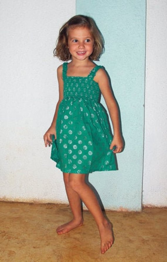 Mädchen Sommerkleid, 6O's Kurzes Kleid, Mit Kitteln Und Trägern. Foliendruck, Silberne Blumen Auf Türkis, Boho, Für Mädchen, Aummade von AummadeKids