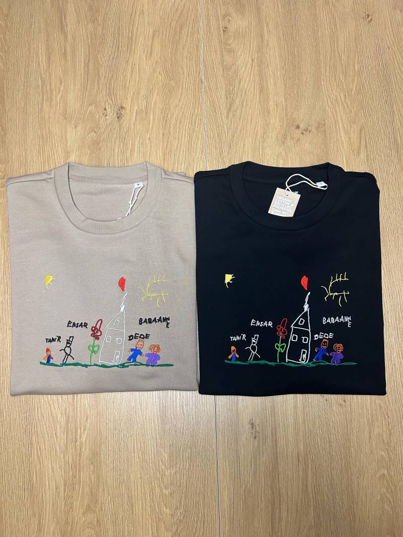 T-Shirt Mit Kinderzeichnung - Personalisiert & Gestickt Geschenk Für Mama, Papa Oder Oma Kinderkunst Als Unikat Zum Anziehen T-Shirt Mit Kinderzeichnung - Personalisiert & Gestickt Geschenk Für Mama, Papa Oder Oma Kinderkunst Als Unikat Zum Anziehen von AundPapparel