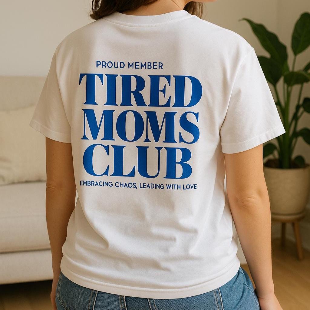 Tired Moms Club T-Shirt | Geschenk Für Mama Muttertagsgeschenk Zur Geburt Sweatshirt Mom von AundPapparel