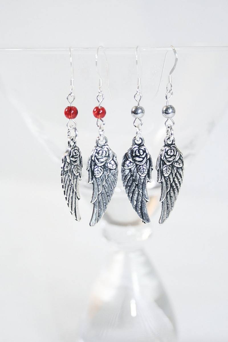 Antik Silberfarbene Engel Flügel Ohrringe Rote Perle Metallic Silber Perlen Perfekt Für Jeden Anlass von AuntBeasBling