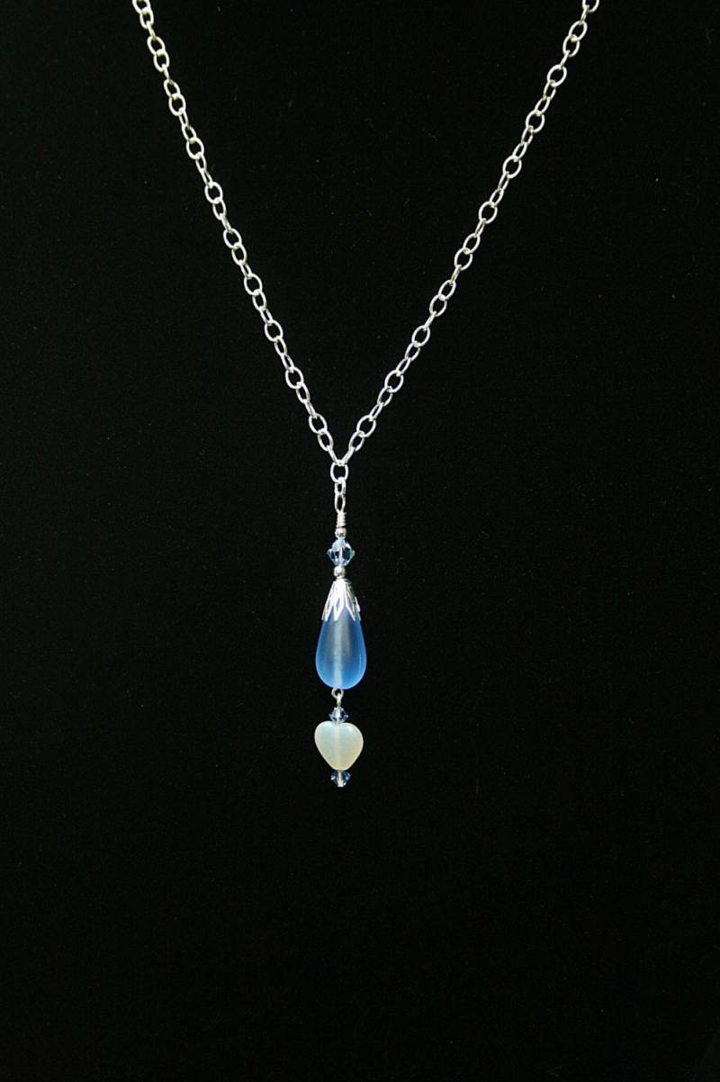 Blaue Glastropfen Creme Herz Halskette Swarovski Kristall Akzente Perfekt Für Hochzeit Oder Jeden Anlass Handgefertigt von AuntBeasBling