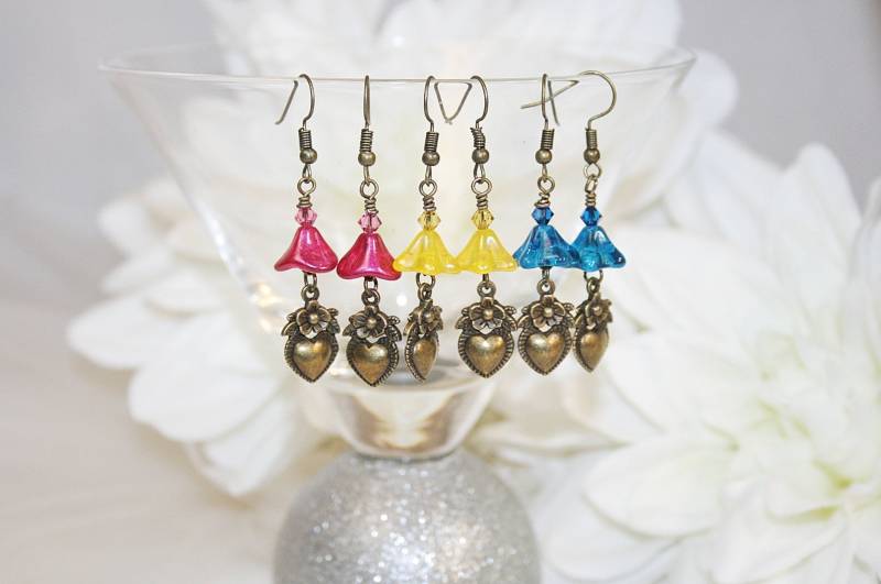 Blume Und Herz Baumeln Ohrringe Antiqued Bronze Rosa Blau Gelb Glasblumenohrringe Geschenke Für Sie Geschäft Klein von AuntBeasBling