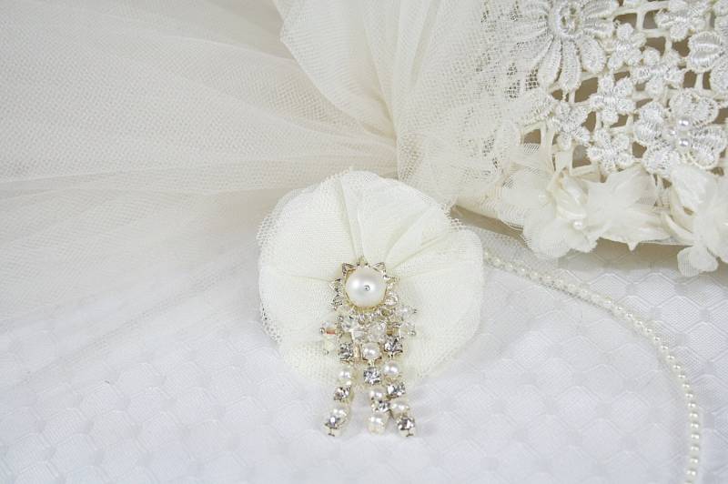 Creme Blumen Haarspange Mit Kunstperlen Strass Swarovski Kristalle Und Pin Back Zwei Looks Für Den Preis Von Einem von AuntBeasBling