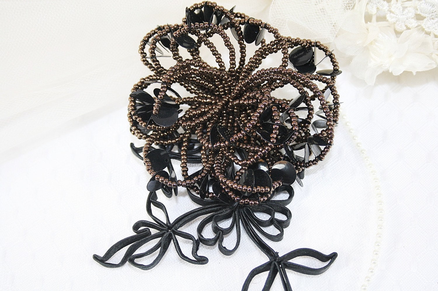 Einzigartige Schwarze Brosche Vintage Schwarze Pailletten Blume Pin 1980Er Jahre Band Statement Schwarzes Made in Italy von AuntBeasBling