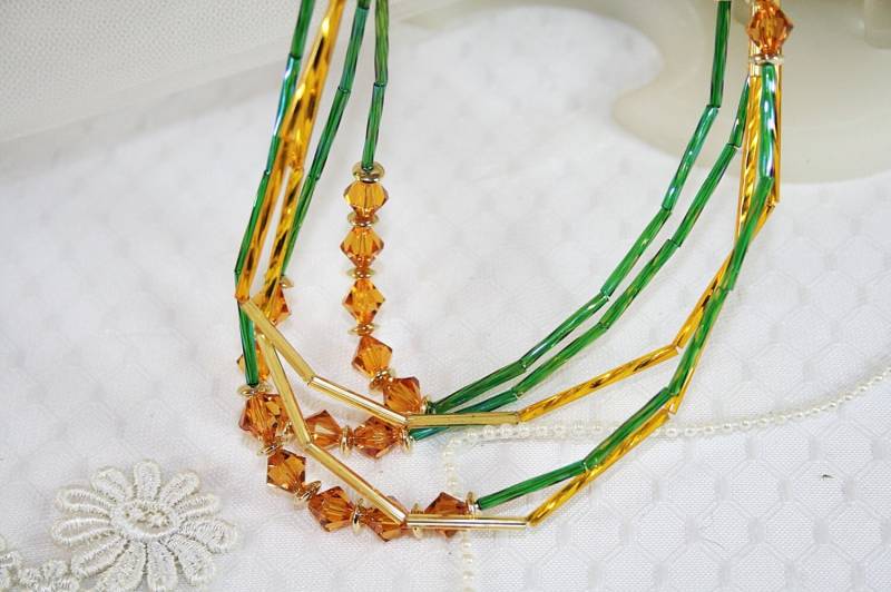 Grün Gold Glas Röhrenperlen Halskette Handgefertigt Statement Aus Vintage Elements Perfekt Für Jeden Anlass von AuntBeasBling