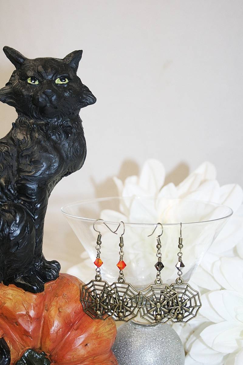 Halloween Spinnennetz Ohrringe Antik Bronze Mit Swarovski Kristallen Gruselige Spinne Und Totenkopf von AuntBeasBling