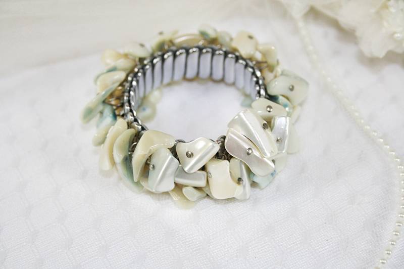 Polierte Shell Expansion Armband Off White Mit Blauen Highlights Vintage Cha Geschenke Für Sie von AuntBeasBling