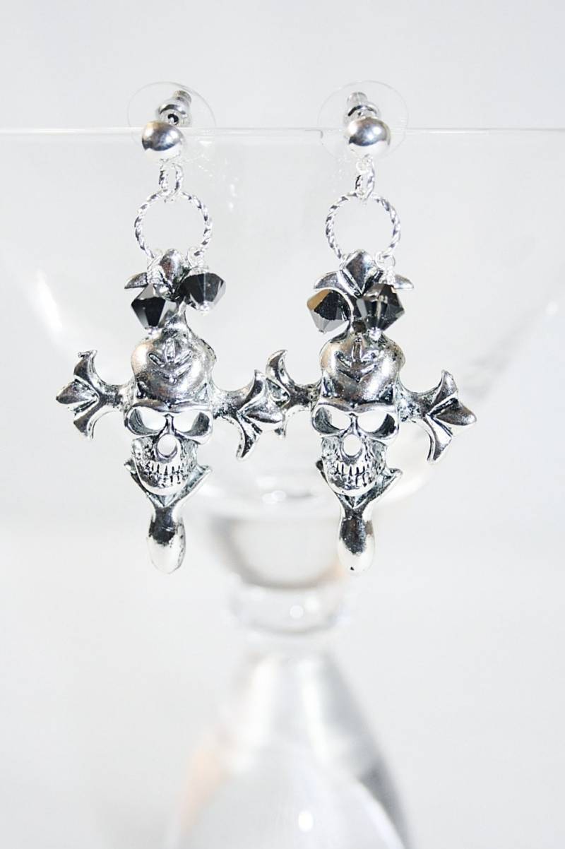 Schädeldwinkelarren Mit Kristallen, Die Sich in Den Arren Wiegen von AuntBeasBling