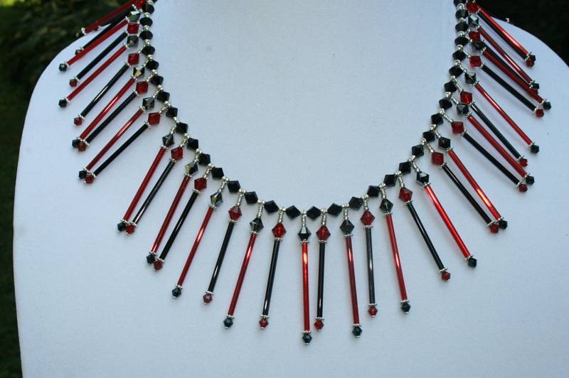 Schwarz Rote Fransen Kette Vintage Rot Glas Swarovski Kristalle Handarbeit von AuntBeasBling