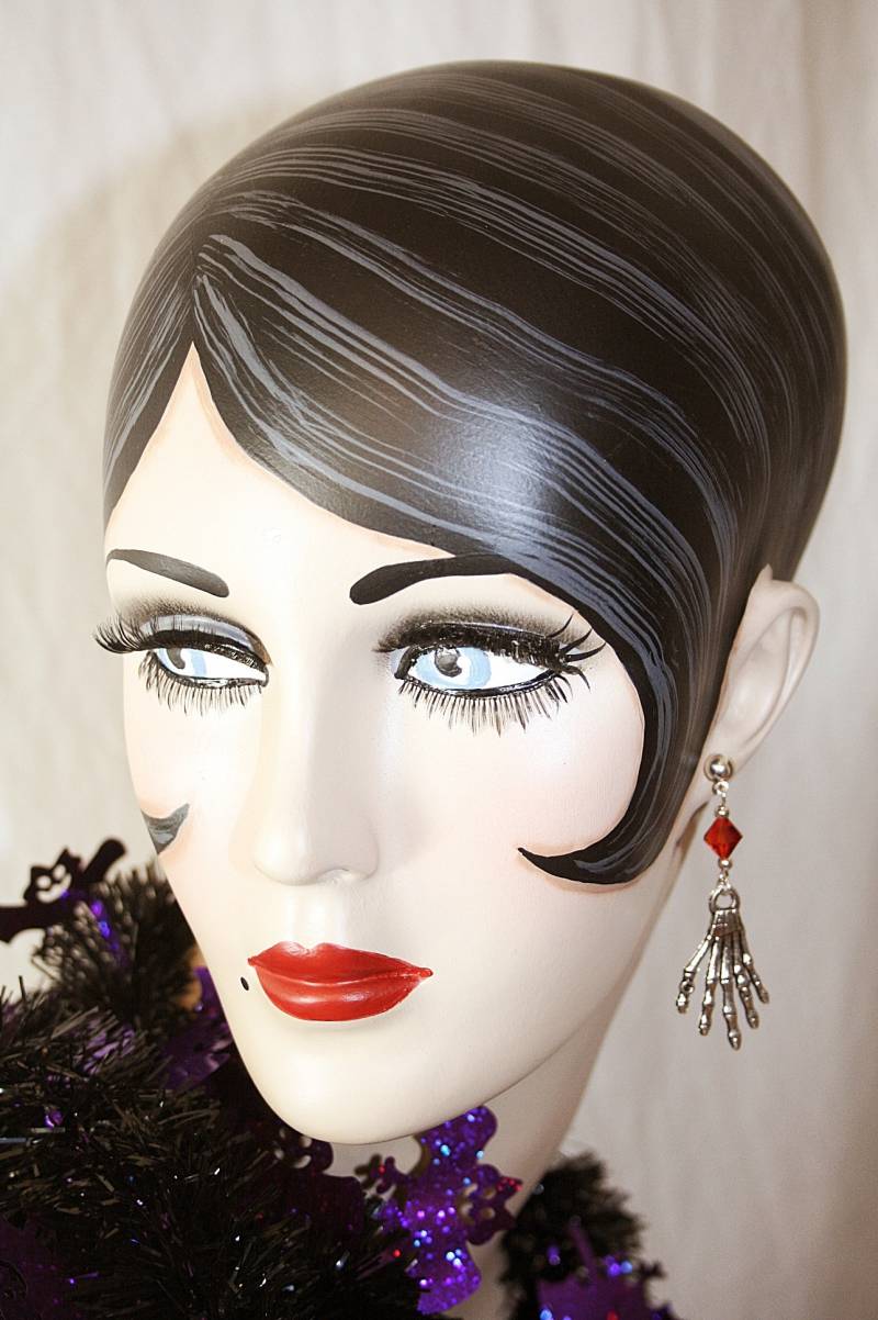 Skelett Hand Halloween Ohrringe in Mini Sarg Geschenke Für Sie Scary von AuntBeasBling