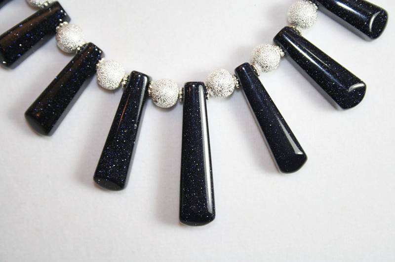 Sparkly Deep Blue Goldstone Bib Halskette Ohrring Set Silber Stardust Perlen Schillernde Tag Nacht Hochzeit Creolen von AuntBeasBling