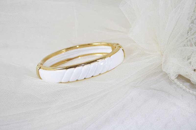 Vintage Weißes Klemmarmband 1980Er Jahre Neues Altes Lager Perfekt Mit Allem, Was Toll Für Jeden Anlass Ist von AuntBeasBling