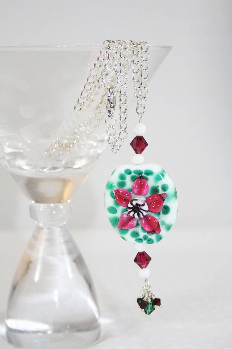 Weihnachten Blume Anhänger Halskette Mit Swarovski Kristall Akzente-Grün Und Rot von AuntBeasBling