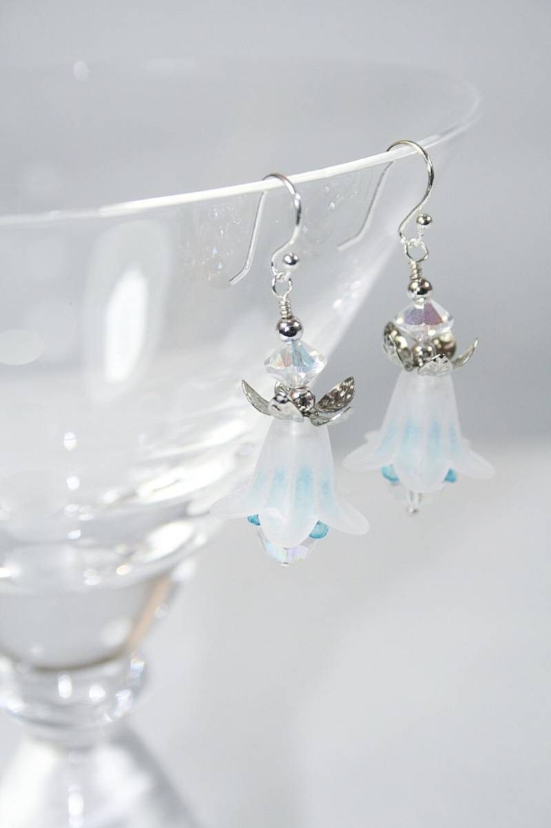 Weiß-Blaue Blume Ohrringe Vintage Kristallen Hochzeit Jeden Anlass Handgefertigt von AuntBeasBling