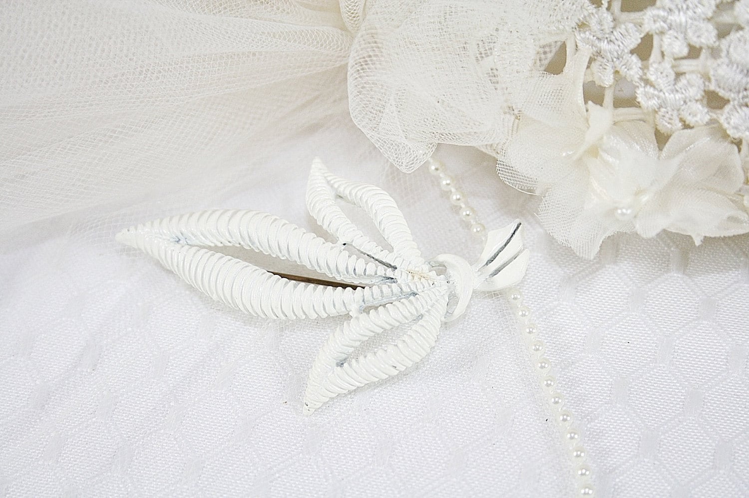 Weiße Emaille Blatt Brosche Vintage Pin von AuntBeasBling